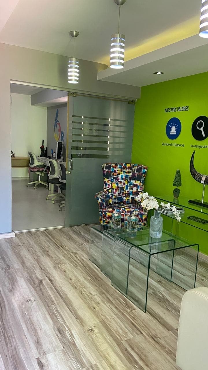 Interior de oficina antes de la remodelación