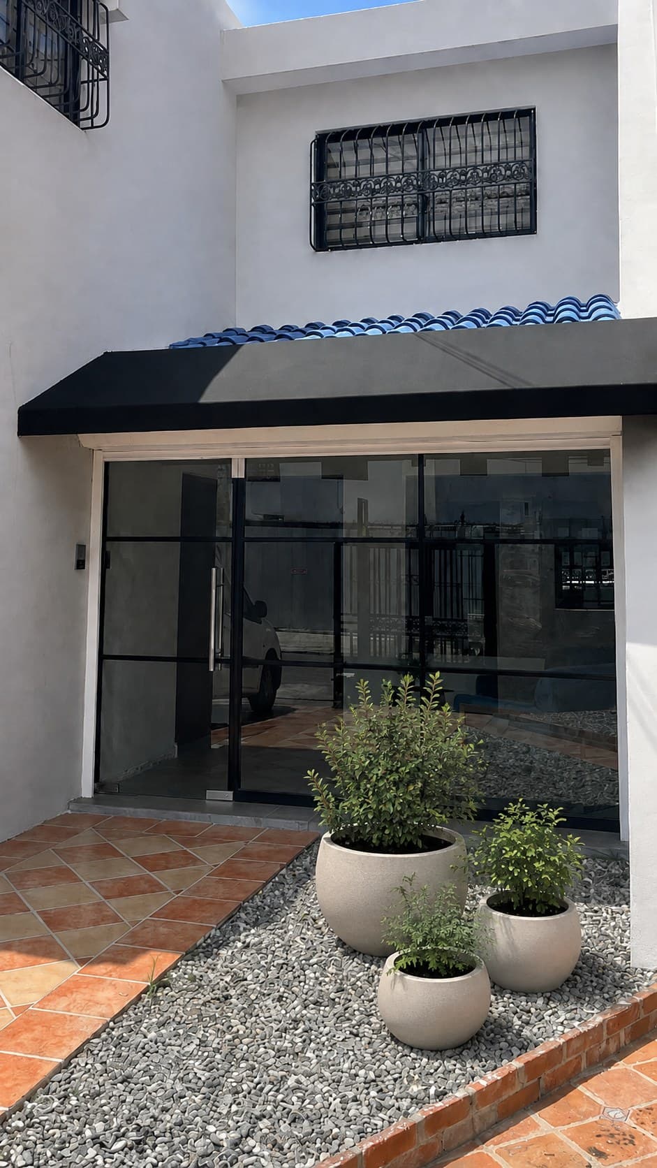Fachada de oficina remodelada